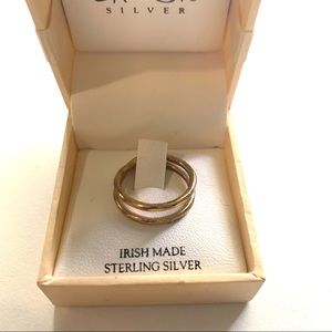 Textured gold ring with twist. Size 6.